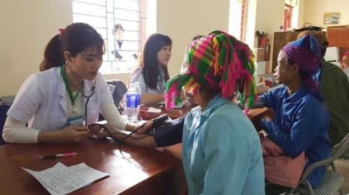 ác sỹ bệnh viện Quận 2 TP Hồ Chí Minh khám bệnh cho người dân